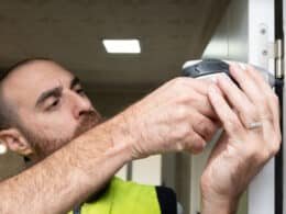 Cerraduras de seguridad antibumping. Hombre instalando cerradura de seguridad