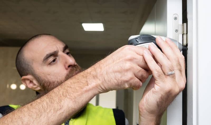 Cerraduras de seguridad antibumping. Hombre instalando cerradura de seguridad