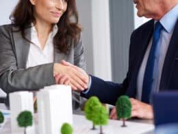 Obligaciones de un administrador de fincas. Negociación entre profesionales en oficina