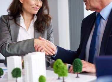 Obligaciones de un administrador de fincas. Negociación entre profesionales en oficina