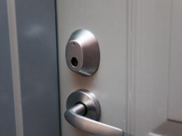 cerraduras de seguridad para puertas. Cerradura moderna en puerta gris.
