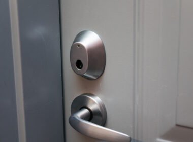 cerraduras de seguridad para puertas. Cerradura moderna en puerta gris.