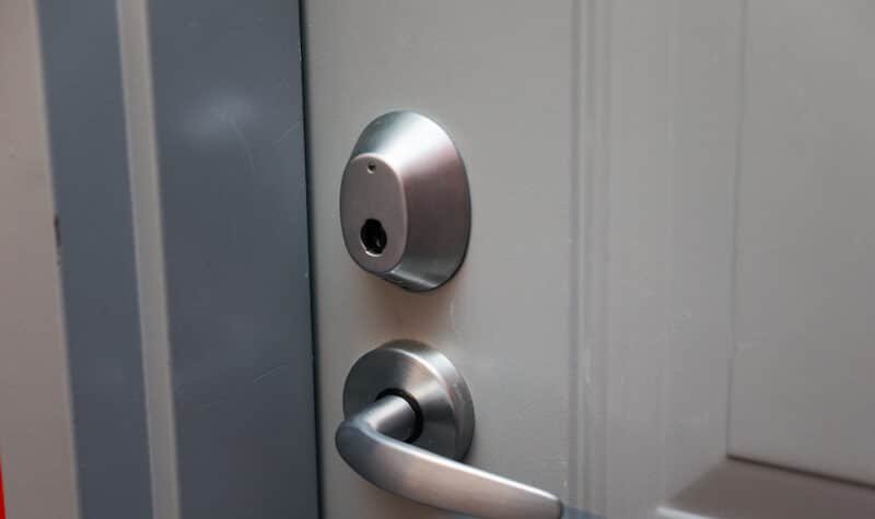 cerraduras de seguridad para puertas. Cerradura moderna en puerta gris.
