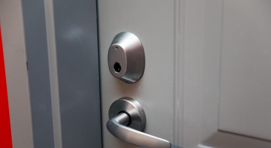 cerraduras de seguridad para puertas. Cerradura moderna en puerta gris.