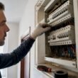 Técnico electricista revisando de cerca el cuadro eléctrico