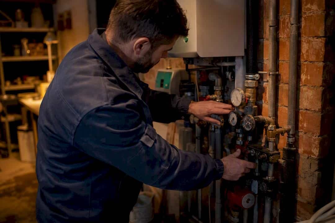 Certificado de eficiencia energética: guía para propietarios Portal inmobiliario de noticias profesionales Un técnico ajusta las válvulas del sistema de calefacción en una vivienda.