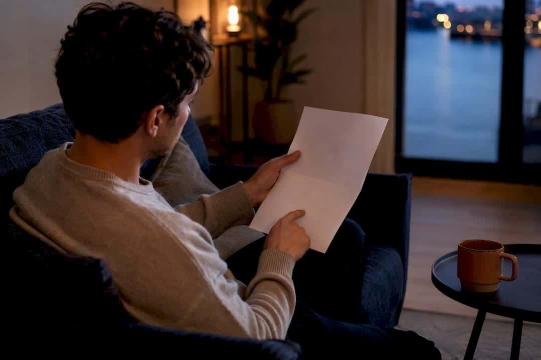 Inquilino revisando las cláusulas del contrato de alquiler