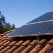 Ejemplo de cómo se instalan paneles solares en el tejado de una vivienda
