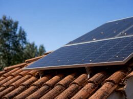 Ejemplo de cómo se instalan paneles solares en el tejado de una vivienda