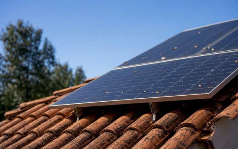 Ejemplo de cómo se instalan paneles solares en el tejado de una vivienda