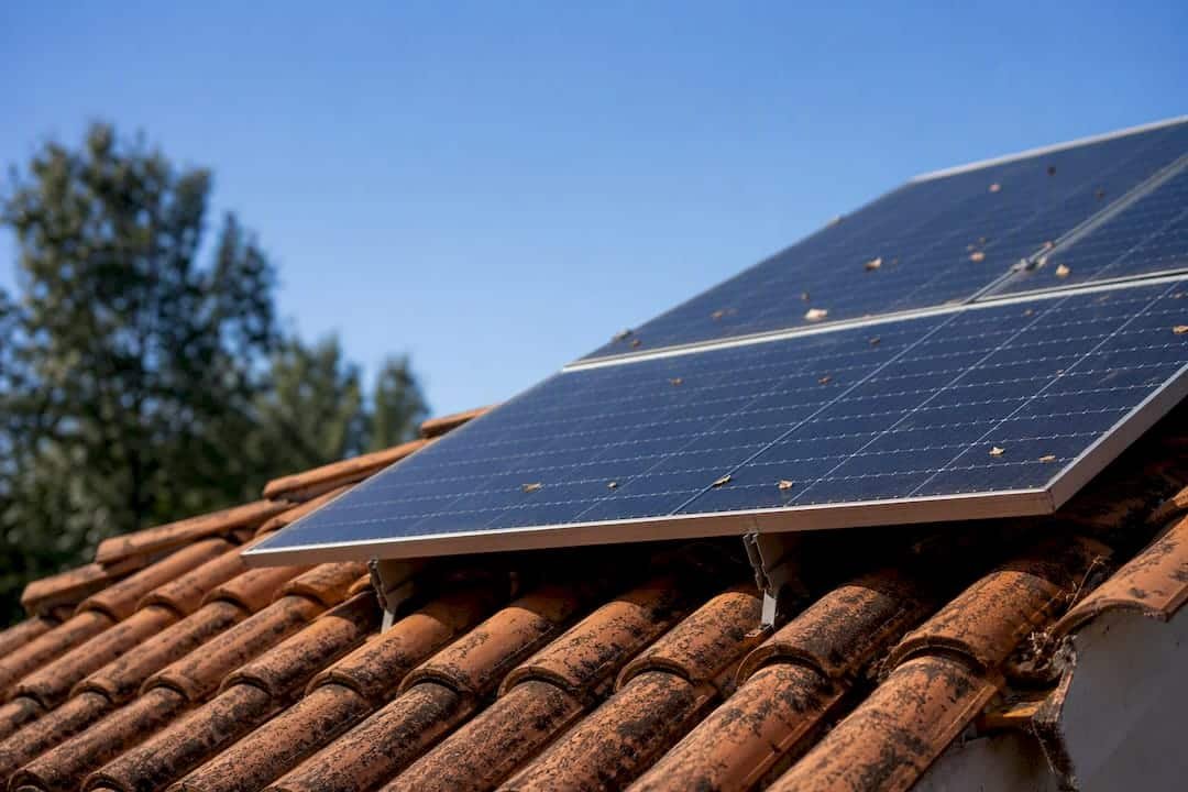 Ejemplo de cómo se instalan paneles solares en el tejado de una vivienda