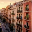 Vista de una calle rodeada de edificios residenciales en la ciudad