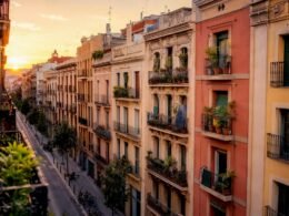 Vista de una calle rodeada de edificios residenciales en la ciudad