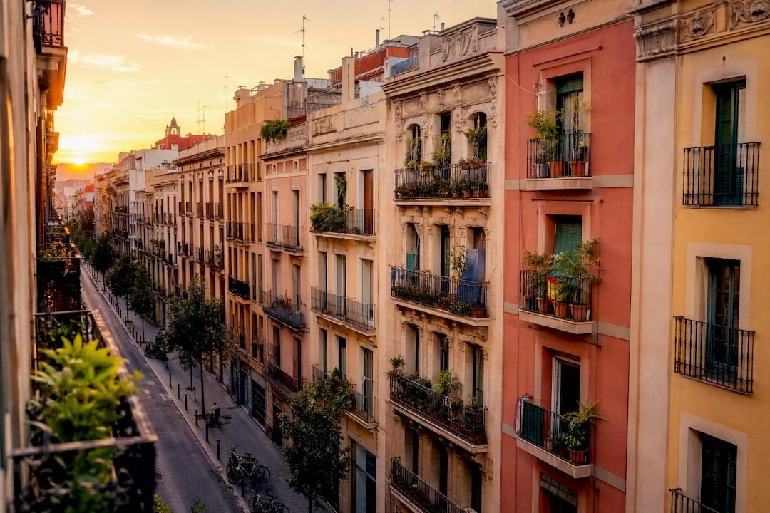Vista de una calle rodeada de edificios residenciales en la ciudad
