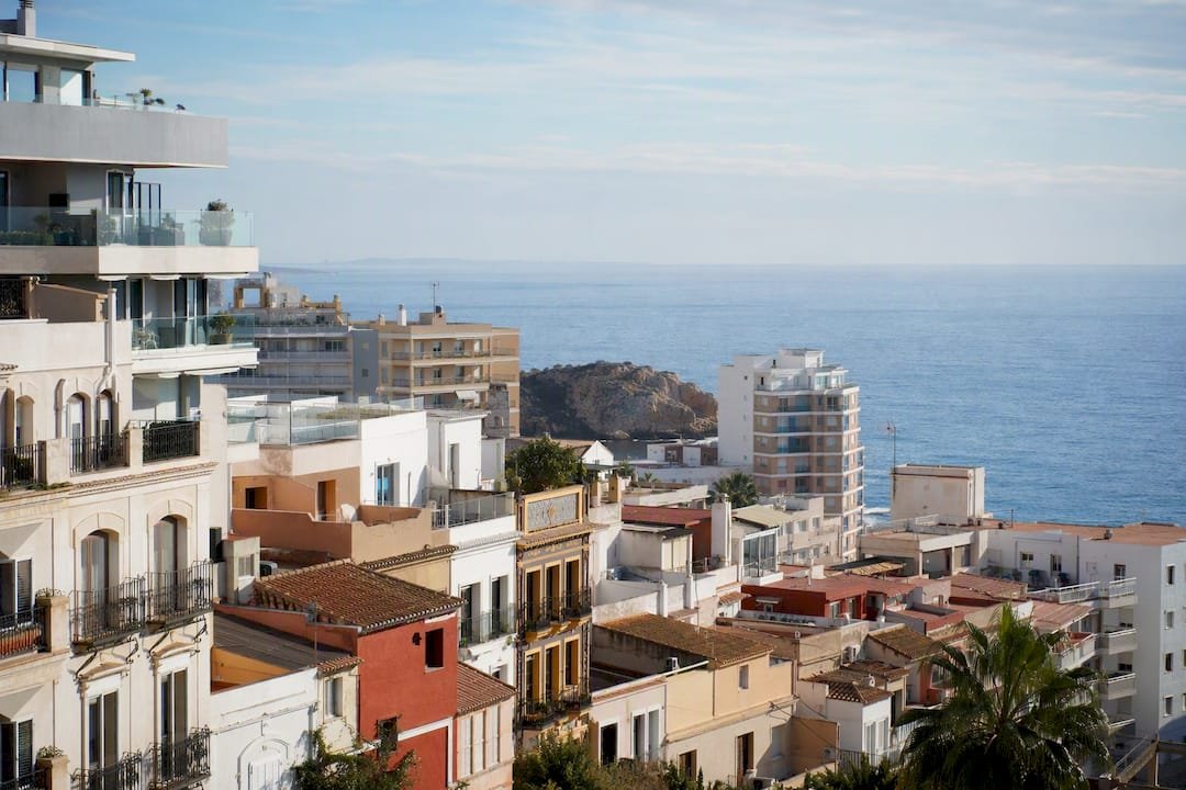 Viviendas situadas junto a la costa del mar Mediterráneo