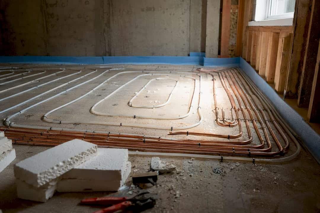 Suelo radiante precio: rangos por m² y presupuestos por vivienda Portal inmobiliario de noticias profesionales Instalación en proceso de tuberías para calefacción radiante bajo el suelo