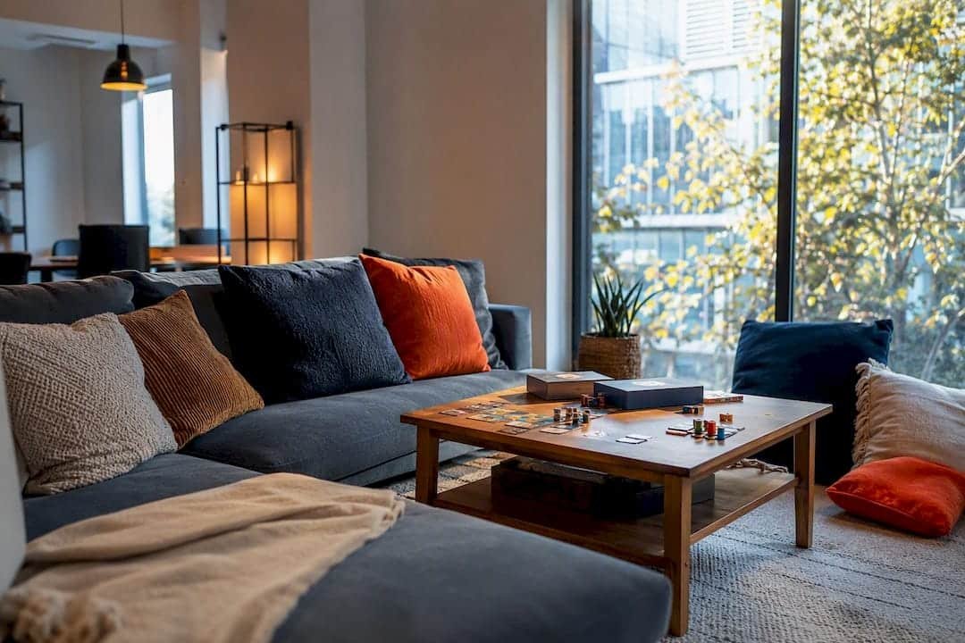 Detalles del interior de la sala común en un coliving