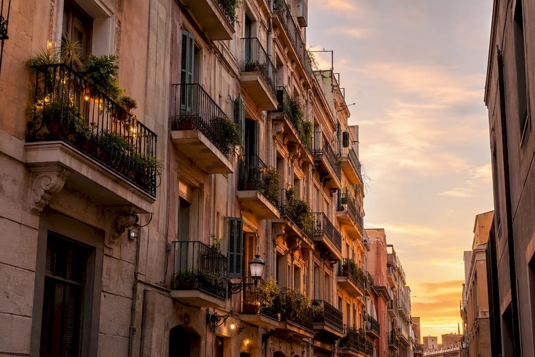 Fachadas de edificios en zona de mercado inmobiliario tensionado