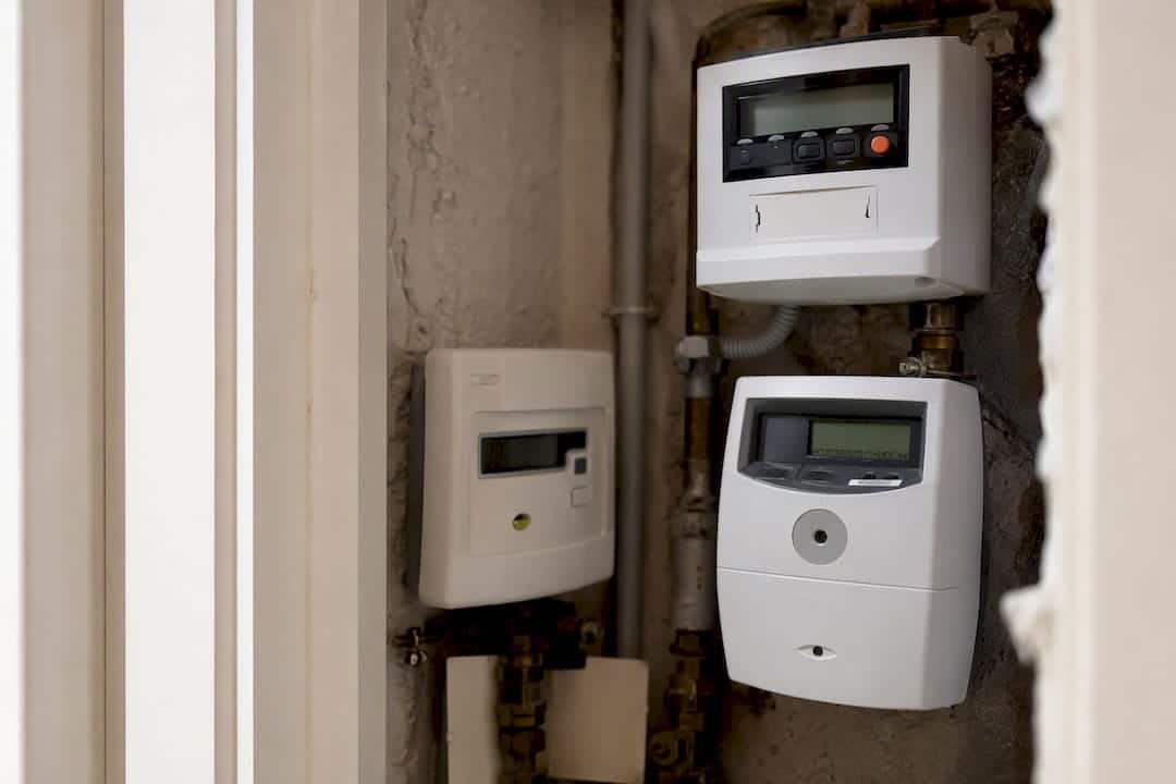 Cédula de habitabilidad en España sin retrasos 250–700 € y 30–60 días Portal inmobiliario de noticias profesionales Primer plano de los contadores de electricidad y gas actualizados