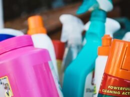 ¿Guardas productos de limpieza bajo el fregadero? Descubre los peligros ocultos en tu cocina Portal inmobiliario de noticias profesionales