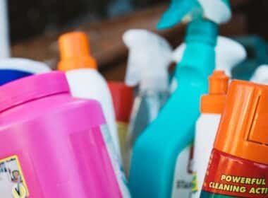 ¿Guardas productos de limpieza bajo el fregadero? Descubre los peligros ocultos en tu cocina Portal inmobiliario de noticias profesionales