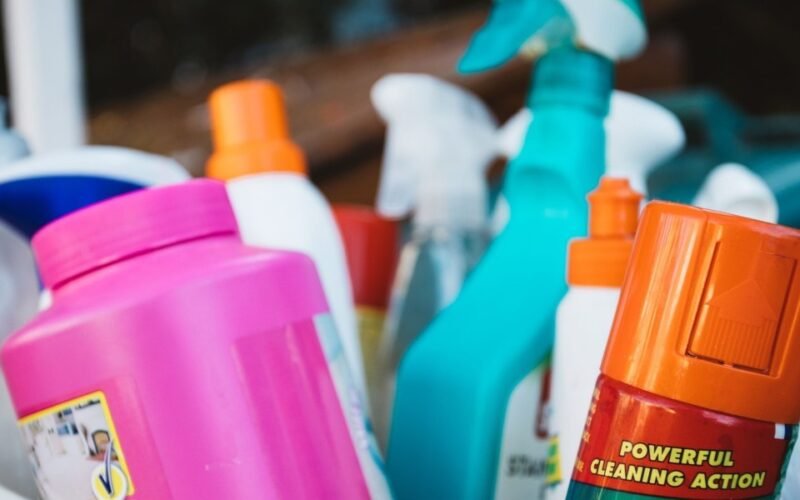 ¿Guardas productos de limpieza bajo el fregadero? Descubre los peligros ocultos en tu cocina Portal inmobiliario de noticias profesionales