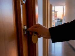 Llave puesta en la cerradura de la habitación en alquiler. Contrato de alquiler de habitación
