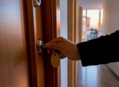 Llave puesta en la cerradura de la habitación en alquiler. Contrato de alquiler de habitación