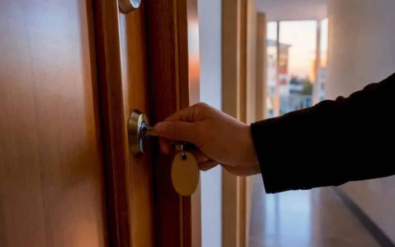 Llave puesta en la cerradura de la habitación en alquiler. Contrato de alquiler de habitación