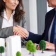 Administrador de fincas revisando la gestión y los honorarios de una comunidad