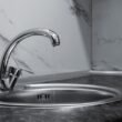 Fregadero y grifo en una instalación de fontanería de cocina