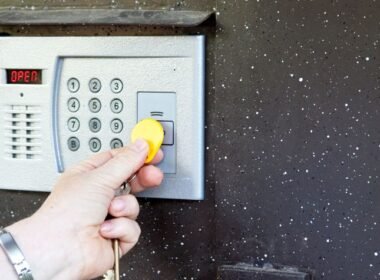 Abrepuertas eléctrico asociado a un sistema de interfono