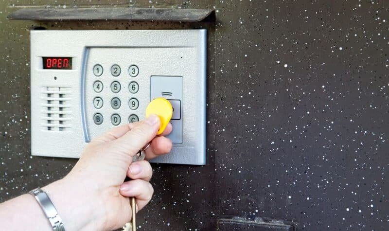 Abrepuertas eléctrico asociado a un sistema de interfono