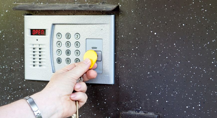 Abrepuertas eléctrico asociado a un sistema de interfono