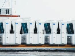 Aire acondicionado portátil utilizado para climatizar una habitación en verano