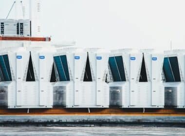 Aire acondicionado portátil utilizado para climatizar una habitación en verano
