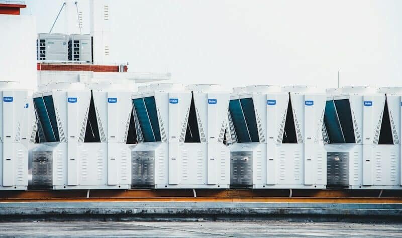 Aire acondicionado portátil utilizado para climatizar una habitación en verano