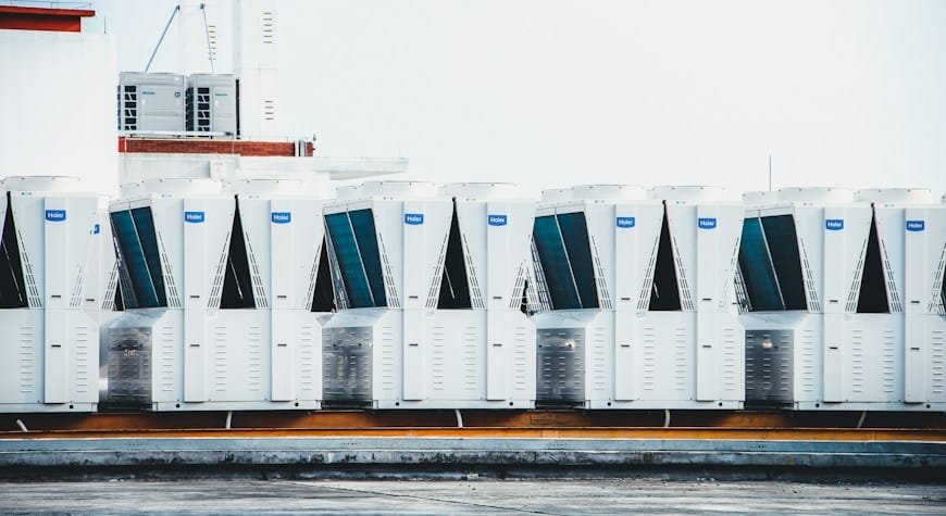 Aire acondicionado portátil utilizado para climatizar una habitación en verano