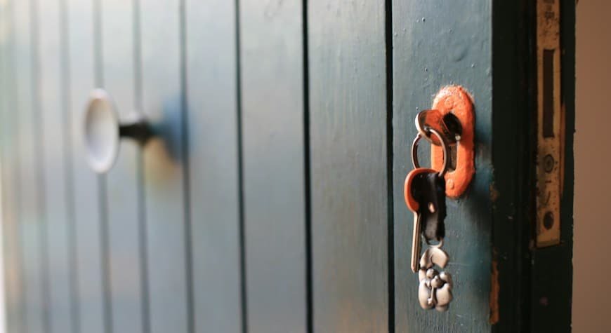 Amaestramiento de llaves con un juego organizado para control de accesos