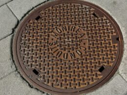 Registro de saneamiento para explicar qué hacer con una arqueta atascada