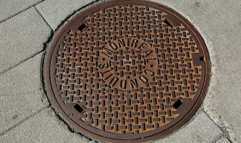 Registro de saneamiento para explicar qué hacer con una arqueta atascada