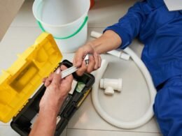 Atasco recurrente tuberías y revisión profesional de una instalación de saneamiento