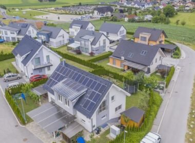 Autoconsumo colectivo con paneles solares en varios edificios residenciales