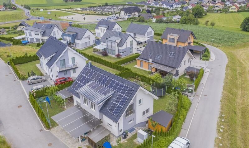 Autoconsumo colectivo con paneles solares en varios edificios residenciales
