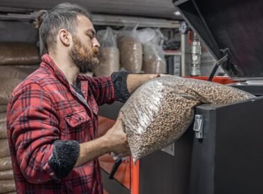 Biomasa calefacción con carga de pellets en una caldera de biocombustible