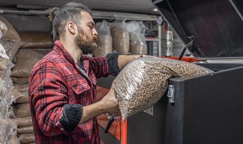 Biomasa calefacción con carga de pellets en una caldera de biocombustible