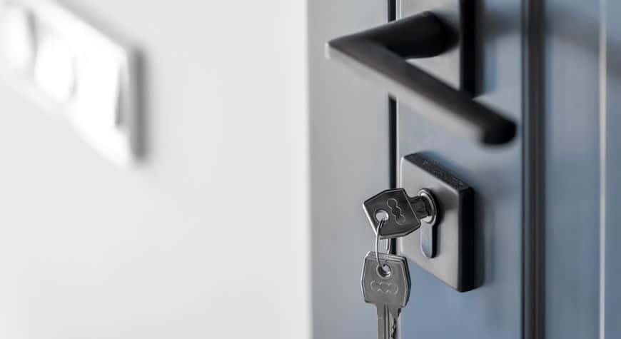 Bombín de seguridad instalado en una cerradura de puerta