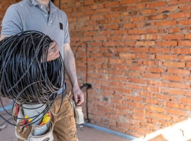 Cable eléctrico vivienda durante una instalación profesional