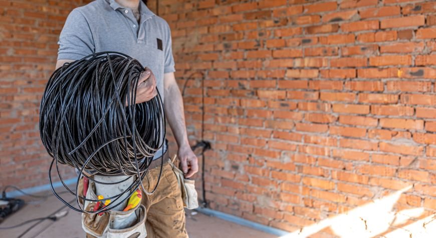 Cable eléctrico vivienda durante una instalación profesional
