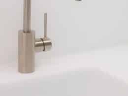 Cambiar latiguillo grifo conectado a una grifería de lavabo